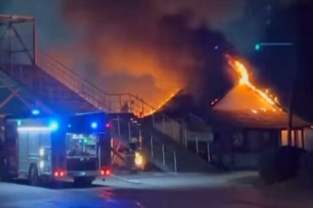 BUKNUO POŽAR U KRALJEVU: Gori nekadašnji ugostiteljski objekat kod autobuske stanice (VIDEO)