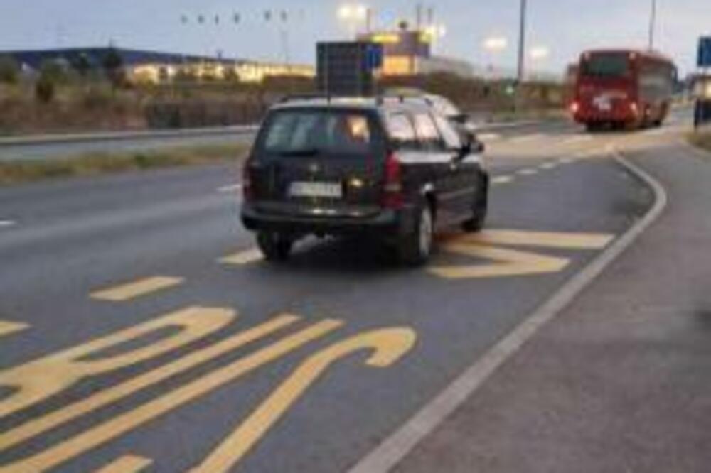 ŠOKANTAN PRIZOR U BEOGRADU! Automobil s otvorenim prozorima ostavljen NASRED ULICE, a vozača NEMA (FOTO)