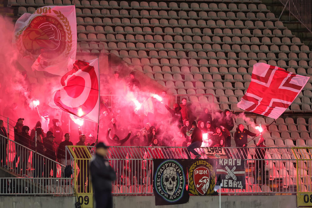 Navijači Radničkog iz Kragujevca i Zemuna na stadionu Partizana