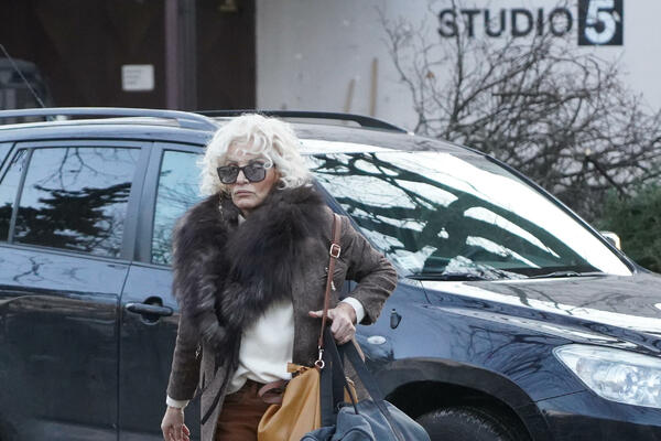 "KADA IZGUBITE OBA RODITELJA..." Pevačica SLOMLJENA nakon SMRTI MAJKE, evo šta joj je sada u MISLIMA