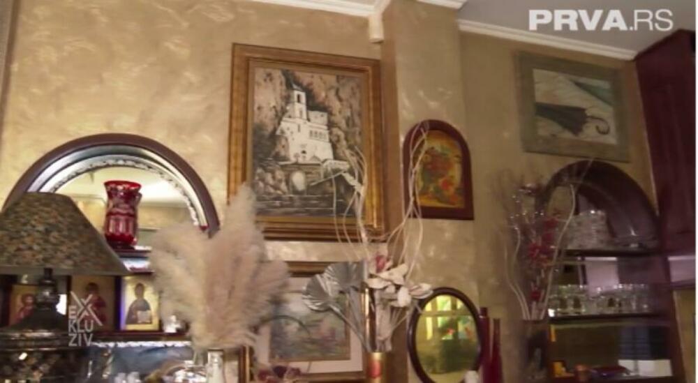 U njihovom domu dominiraju umetničke slike i police s knjigama, a poneki od skupocenih predmeta potiču iz 19. veka.