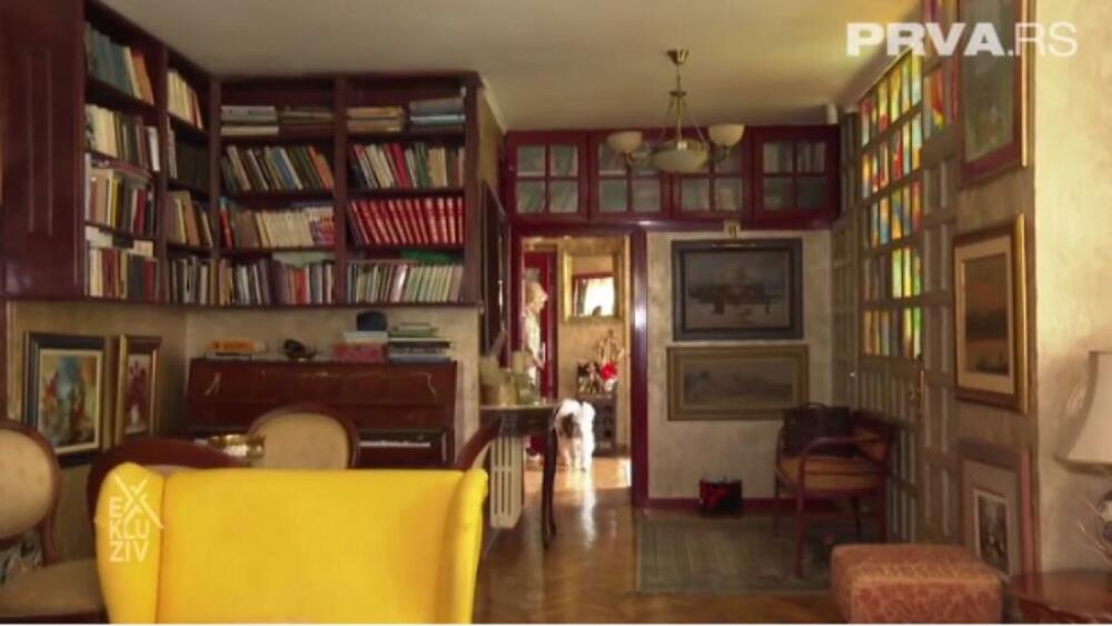 U njihovom domu dominiraju umetničke slike i police s knjigama, a poneki od skupocenih predmeta potiču iz 19. veka.