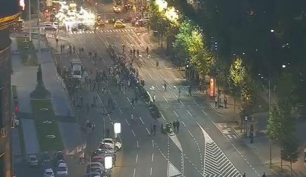 Okupljanje ispred Narodne skupštine