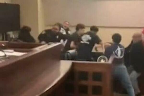 MAKLJAŽA U SUDNICI: Porodica ubijenog mladića ŽESTOKO PREMLATILA optuženog, iznervirao ih jednim potezom! (FOTO)
