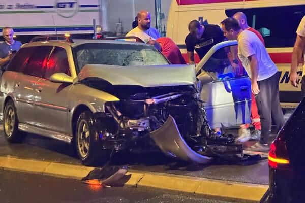 TEŽAK SUDAR NA KARABURMI: Auto se zakucao u AUTOBUS (FOTO)