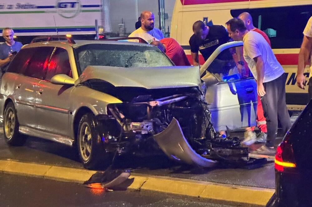 TEŽAK SUDAR NA KARABURMI: Auto se zakucao u AUTOBUS (FOTO)