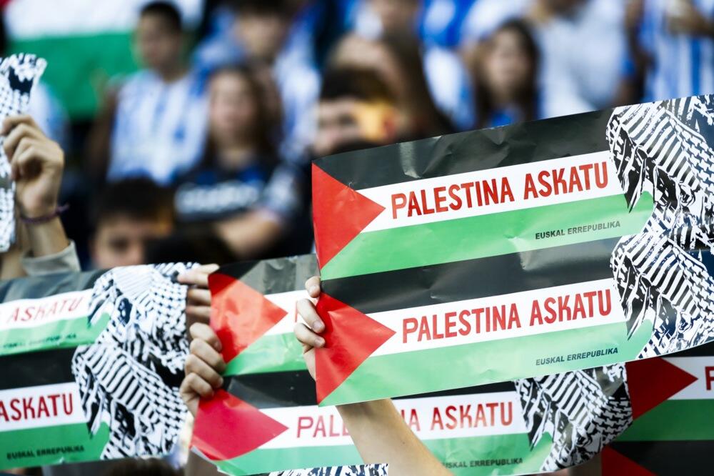 BASKIJCI TRAŽE SLOBODU ZA PALESTINU, FUDBALER BI DA IH ZGNJEČI: Ceo stadion skandirao "Izrael, država UBICA!" VIDEO