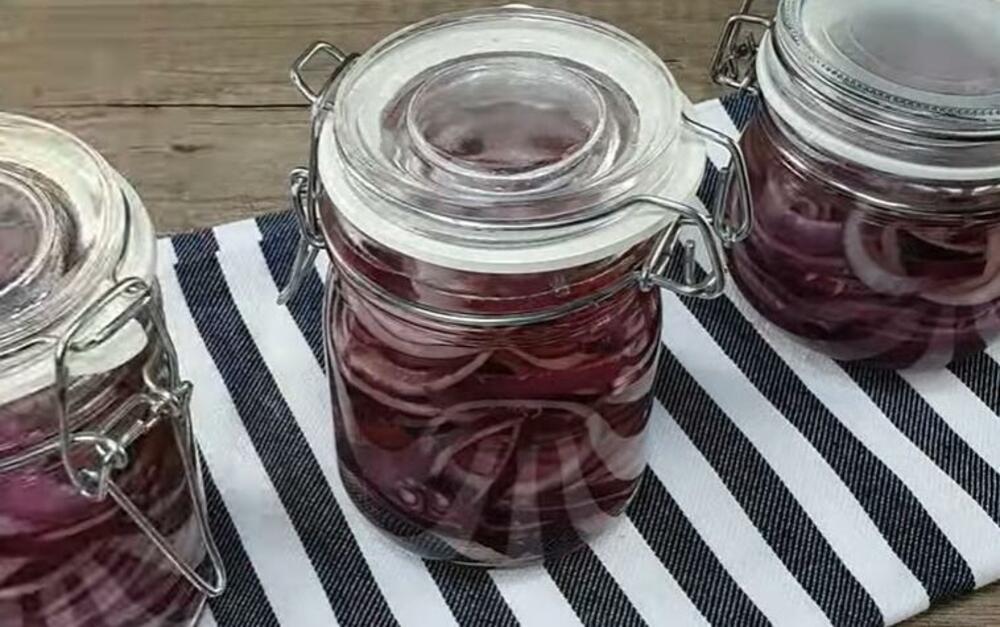 Marinirani luk u tegli