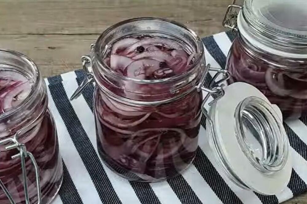 MARINIRANI KISELI LUK U TEGLI BEZ KONZERVANSA: Zimnica SRPSKIH domaćica - pravi domaćinski ukus