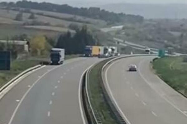 NESREĆA NA AUTO-PUTU KOD RAŽNJA: Sudarila se dva teretnjaka (VIDEO)