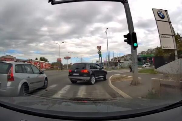 BAHATI VOZAČ U BEOGRADU UHVAĆEN NA DELU! Ovaj potez mogao je da KOŠTA GLAVE i njega i druge vozače! (VIDEO)