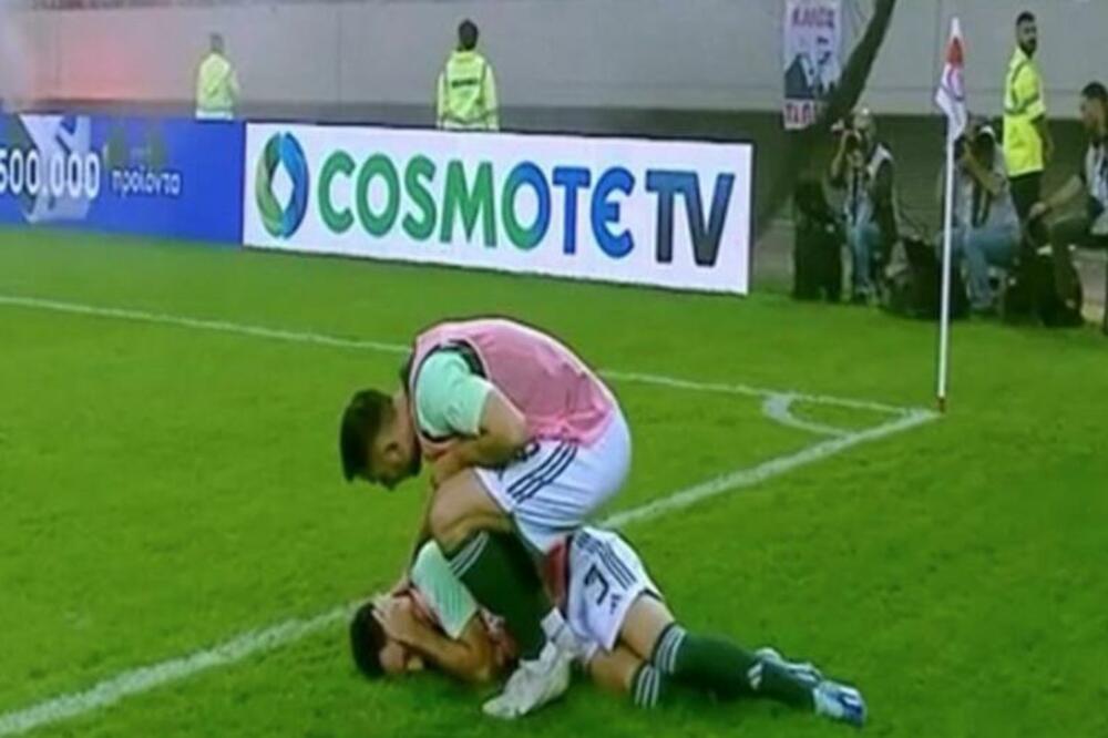 SRBI SVEDOCI UŽASA: Igrač pao kao pokošen nakon EKSPLOZIJE, veliki derbi PREKINUT! (VIDEO)