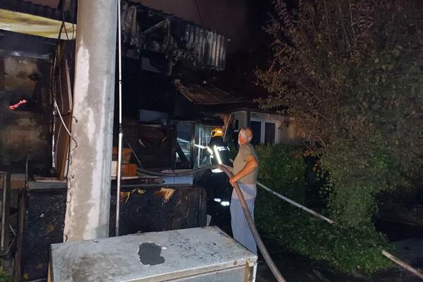 STRAVIČAN POŽAR U KRAGUJEVCU: Vatrogasci sprečili da se vatrena stihija proširi na OKOLNE KUĆE (FOTO/VIDEO)