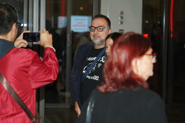 PO PRVI PUT GA VIDIMO NAKON SMRTI SUPRUGE: Voditelj se pojavio na Lepinom POSLEDNJEM KONCERTU, svi pogledi KA NJEMU