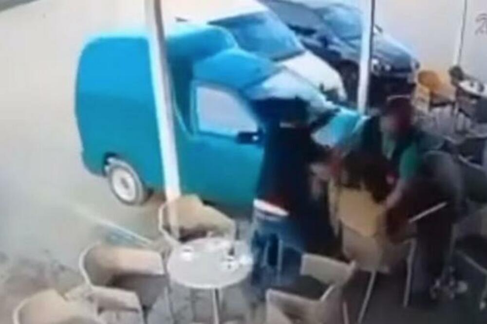 VOZILO SE SAMO POKRENULO, PA UDARILO U GOSTE KAFIĆA: Karambol na BENZINSKOJ pompi kod Modriče! (VIDEO)