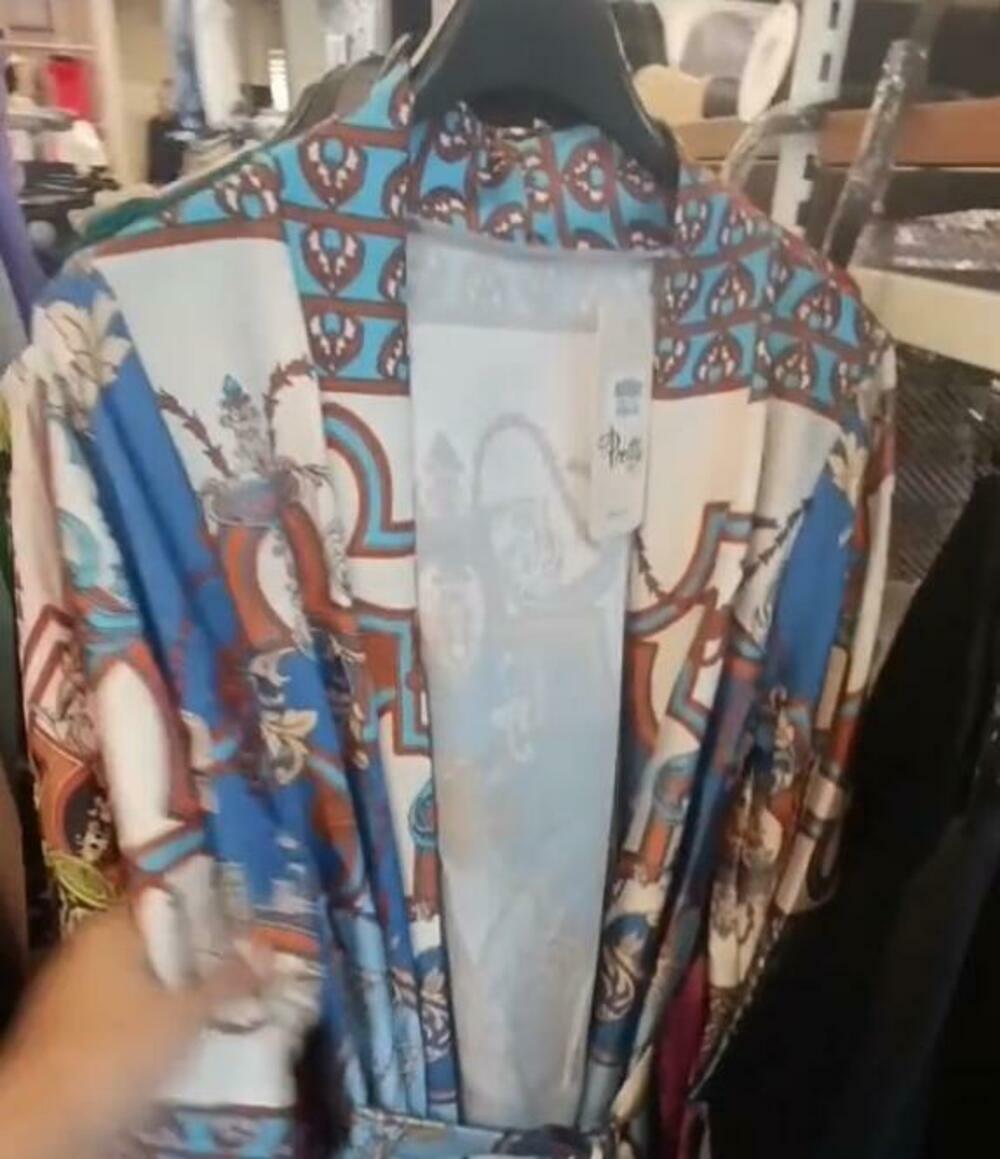 Ogrtač u kineskoj robnoj kući