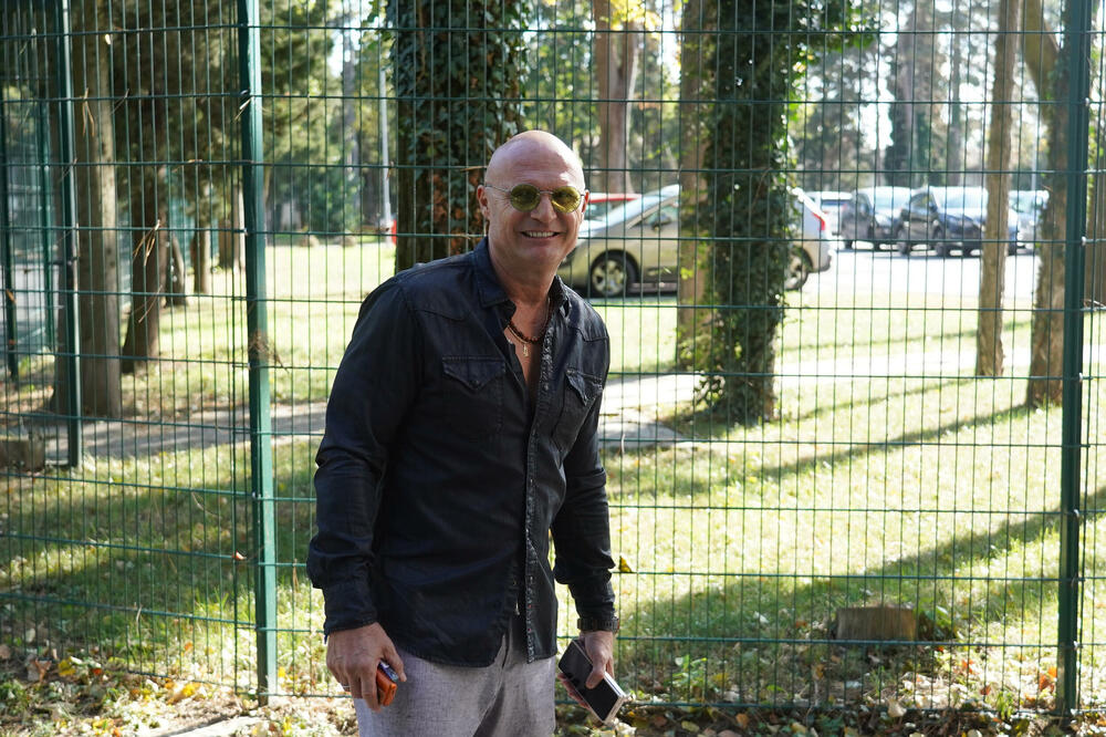 ŠTA ĆE MU REĆI ŽENA!? MILI SE MOTA OKO ZGODNE CRNKE: Ona je BAŠ poznata, NA SNIMKU SE SVE VIDI