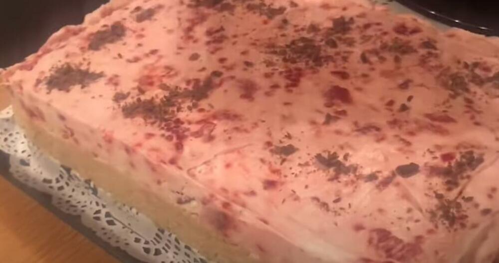 Posna torta sa višnjama i plazmom na tacni