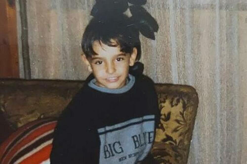 JEL MOGUĆE DA JE OVO STVARNO ON? Dečak sa slike je poznati pevač, a skandali su mu kao DOBAR DAN, evo o kome je REČ