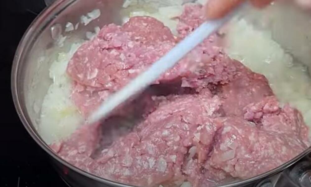 Dinstanje mesa i crnog luka