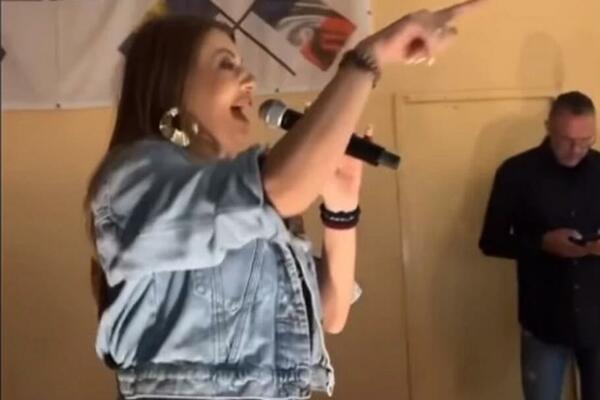 DA LI JE PRIKLADNO ZA ŽENU OD 48 GODINA DA SE OVAKO OBUČE!? Pevačica u ŠOK izdanju, njenog MUŽA znate svi!