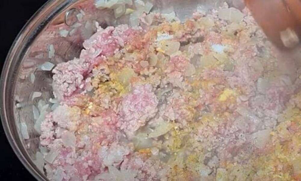 Začini u mesu i crnom luku