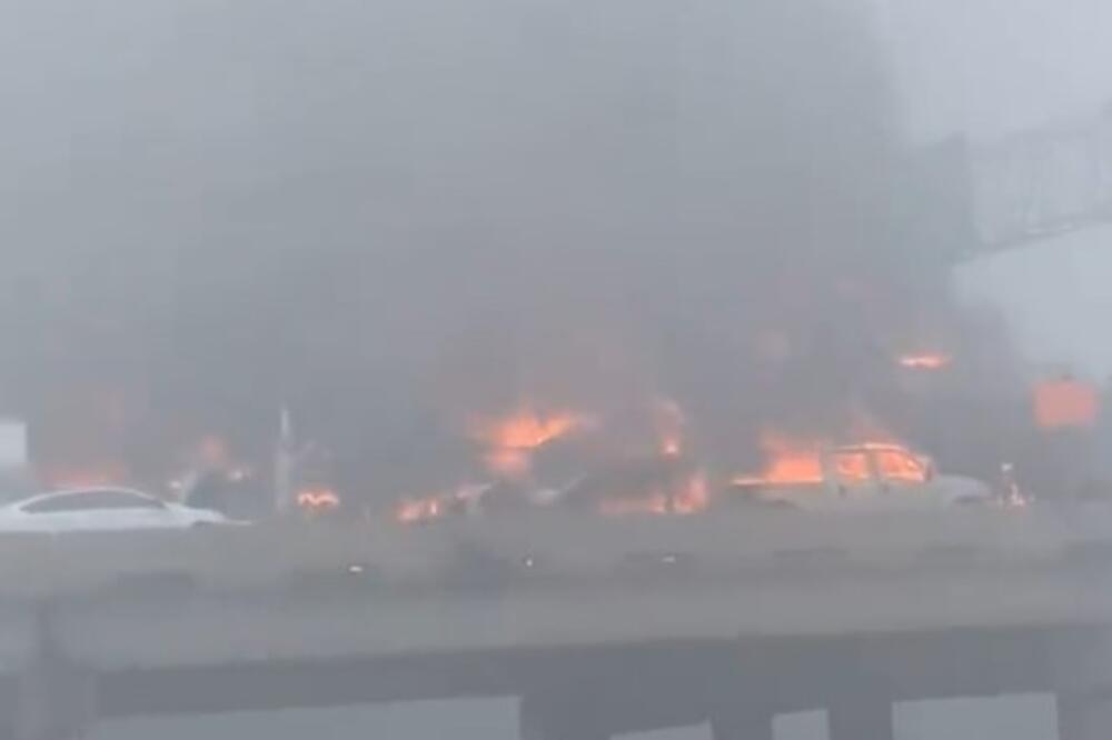 SUPER MAGLA HARA ULICAMA, SUDARILO SE 158 VOZILA! Snimci stravične nesreće LEDE KRV U ŽILAMA, ima povređenih! VIDEO