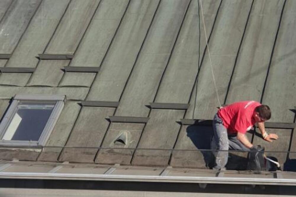 "SRBIJA, ZAŠTITA NA RADU": Građevinac KOLEGU "ZAKAČIO" za KONOPČE, pa SEO da se SUNČA!? Ovo nema ni u FILMU (FOTO)