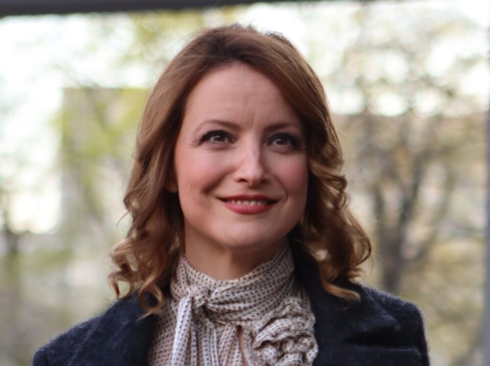 Ona je diplomirala 2000. godine kod profesorke Gordane Marić.