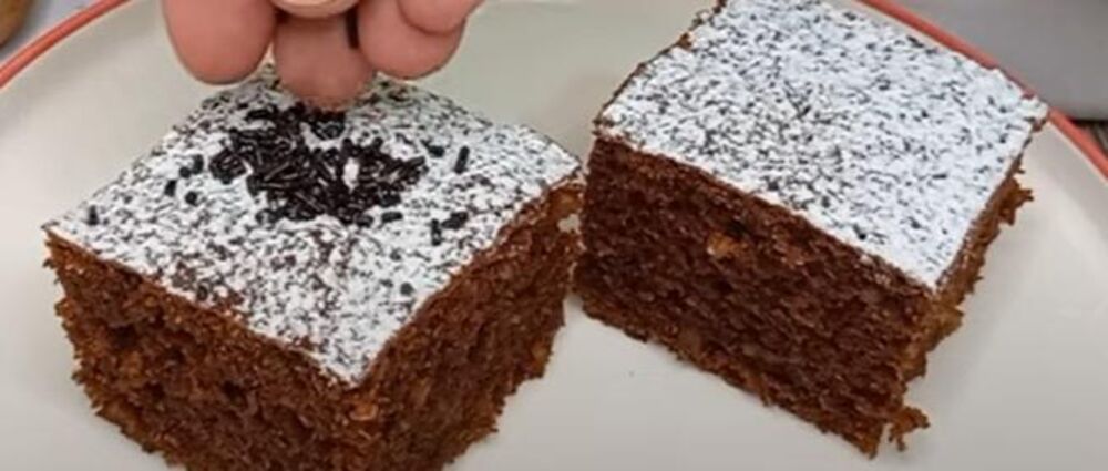 Kolač sa čokoladom i orasima na tanjiru