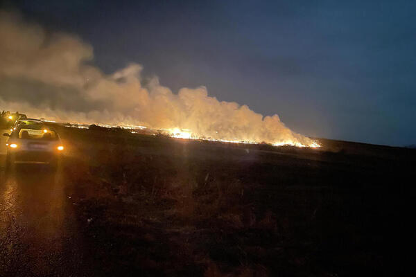 BUKTI POŽAR KOD PROKUPLJA: Otežan saobraćaj zbog ogromnog dima