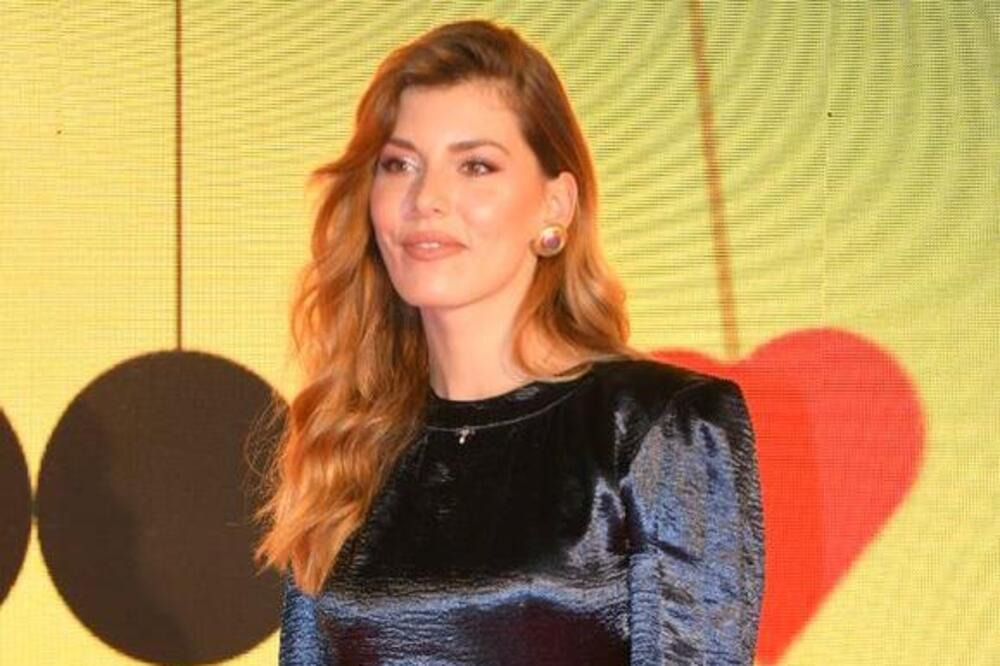 NAŠA GLUMICA SVE RAZNEŽILA NOVOM FOTKOM: U uskoj haljinici POKAZALA TRUDNIČKI STOMAK, ne skida osmah sa LICA