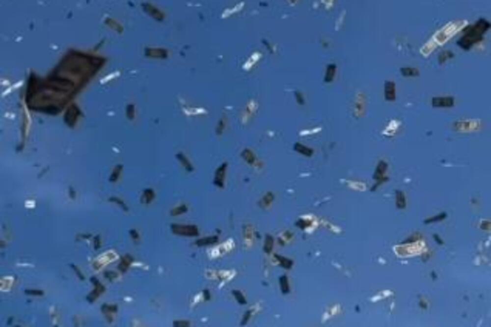 BACIO JE MILION DOLARA IZ HELIKOPTERA NA LJUDE: Svi kupili pare koje padaju SA NEBA (VIDEO)