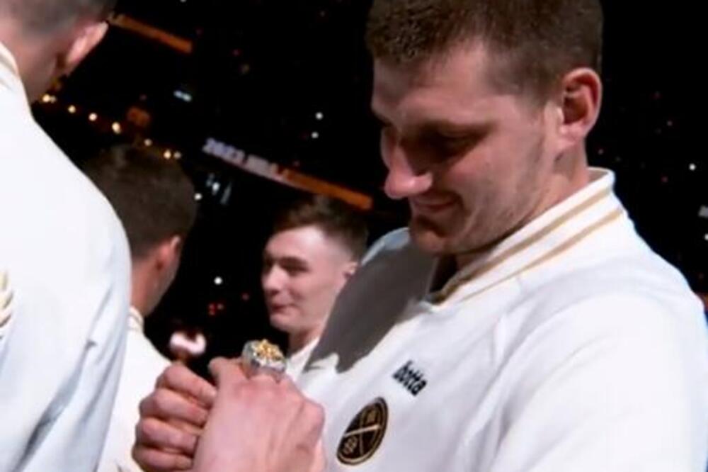 JOKIĆ NIJE DUGO ZADRŽAO ŠAMPIONSKI PRSTEN: Njegova žena je odmah podelila snimak ćerke sa novom igračkom! (VIDEO)