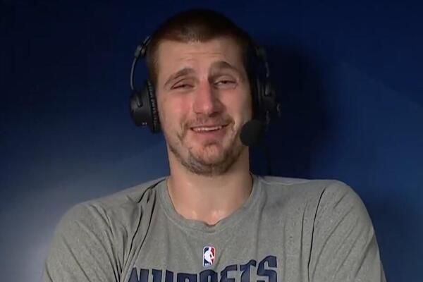 PITALI JOKIĆA ŠTA BI URADIO DA MOŽE DA PUTUJE KROZ VREME? Onda su svi popadali od smeha! (VIDEO)