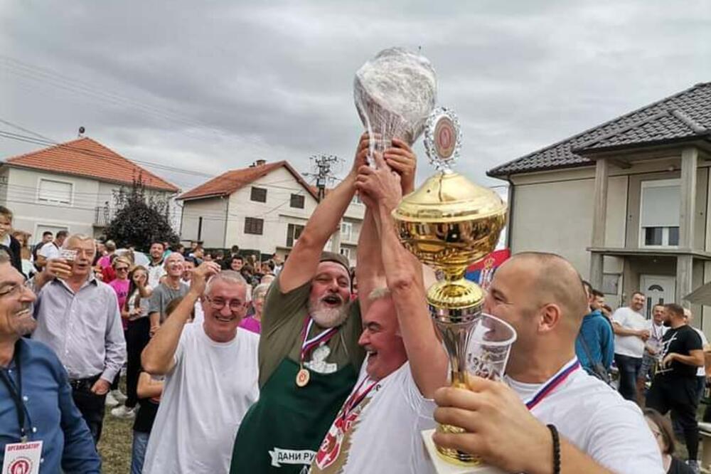 MEŠTANI RUŠNJA JOŠ JEDNOM POKAZALI ZAŠTO SU NAJBOLJE KOMŠIJE: Opet je ZAMIRISAO KOTLIĆ uz DOBRU ZABAVU! (FOTO)