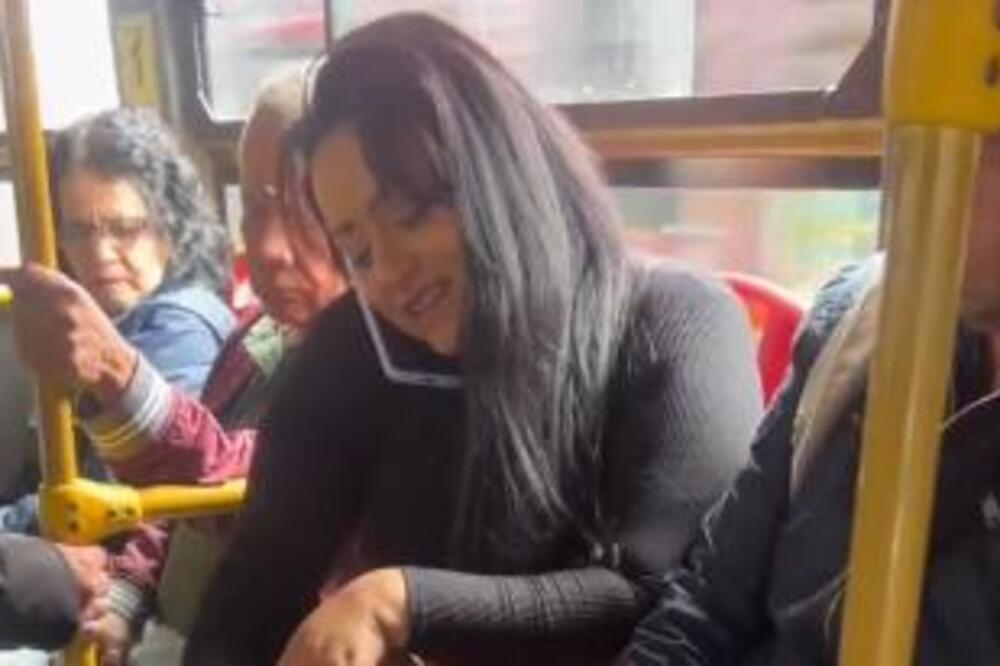 DEVOJKA ZAPREPASTILA PUTNIKE, SELA U AUTOBUS, PA... Da li je ovo MOGUĆE? Kakva "DAMA"! (VIDEO)