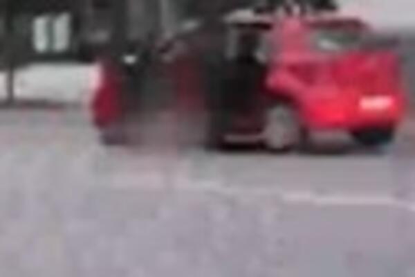 DA LI JE MOGUĆE DA JE OVO URADILA, BRE? Žena izašla iz auta, čučnula i učinila nešto GNUSNO, ljudi u šoku (VIDEO)