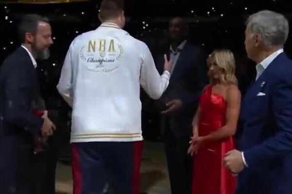 NEPRIJATNA SCENA NA DODELI: Jokić ISKULIRAO zanosnu plavušu - njena reakcija je hit! (VIDEO)