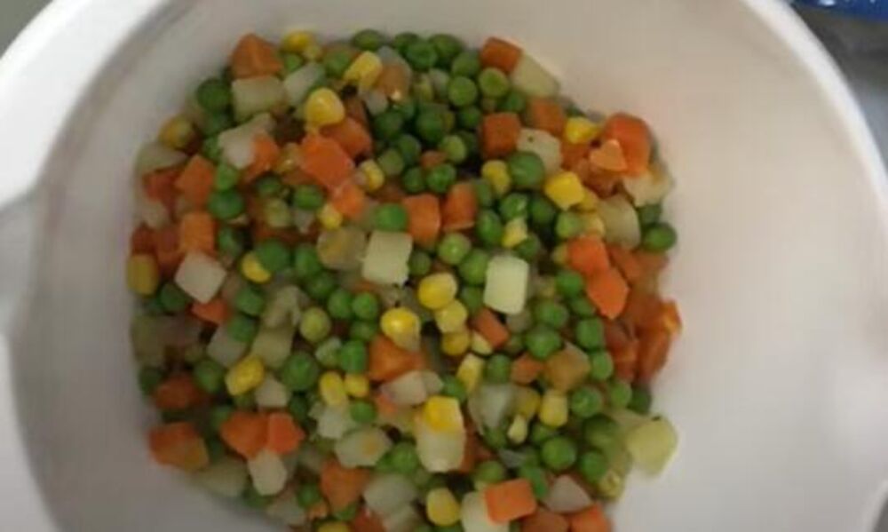 Skuvano povrće u činiji