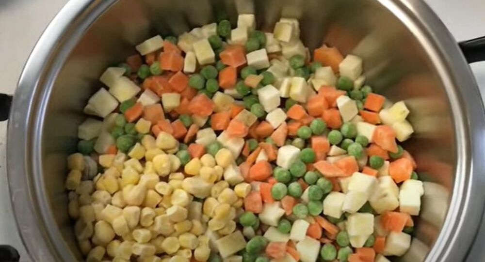 Povrće u šerpi za posnu rusku salatu