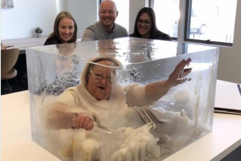 OVO JE DOKAZ DA SVET POSTAJE SUMANUT? Umesto da pokojnike sahrane ZALEĐUJU IH U KUHINJI, ovo niko nije OČEKIVAO