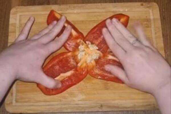 KADA VIDITE KAKO OVA ŽENA ČISTI PAPRIKU ODMAH ĆETE URADITI ISTO: Sve je gotovo za 10 SEKUNDI i to BEZ NEREDA