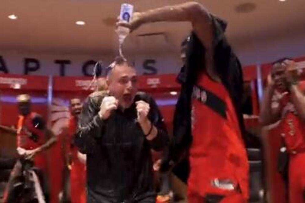 RAJAKOVIĆ UKROTIO "VUKOVE" NA DEBIJU: Srpskog trenera u svlačionici sačekao HLADAN TUŠ - bukvalno! (VIDEO)