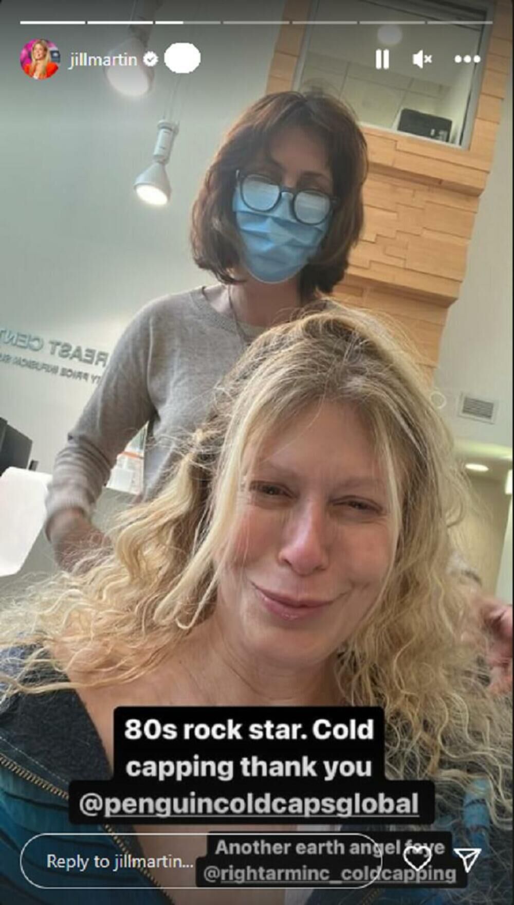 Objasnila je da koristi poseban metod hladne kape (cold capping) ne bi li smanjila opadanje kose zbog hemioterapije