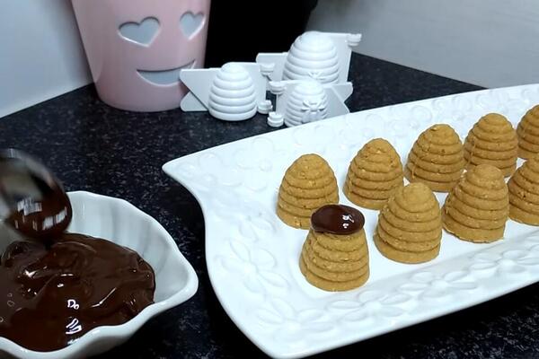 DOMAĆICE, OVAJ POSNI KOLAČ MORATE IMATI ZA SVETU PETKU: Za tren oka nestaje sa SLAVSKE TRPEZE, fantazija od ukusa