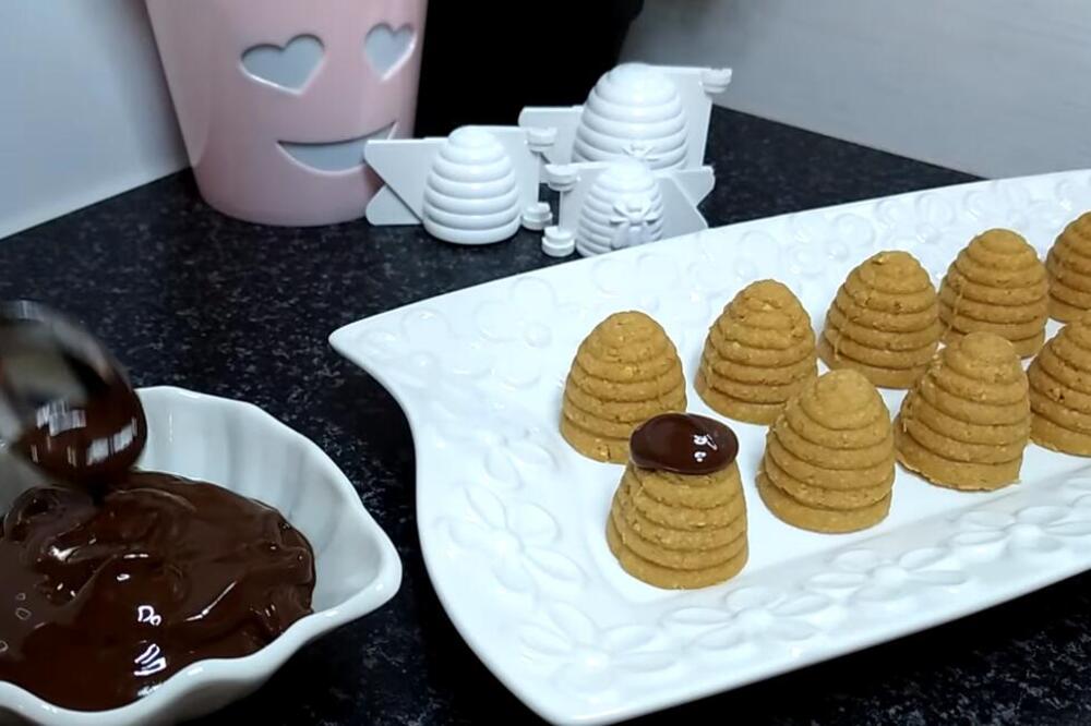 DOMAĆICE, OVAJ POSNI KOLAČ MORATE IMATI ZA SVETU PETKU: Za tren oka nestaje sa SLAVSKE TRPEZE, fantazija od ukusa