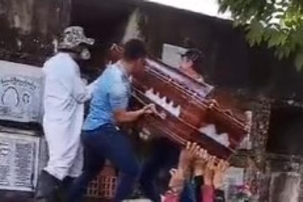 KRENULI DA PODIGNU KOVČEG, A ONDA JE USLEDILA DRAMA: Sanduk počeo da se OTVARA, ljudi krenuli da... (VIDEO)