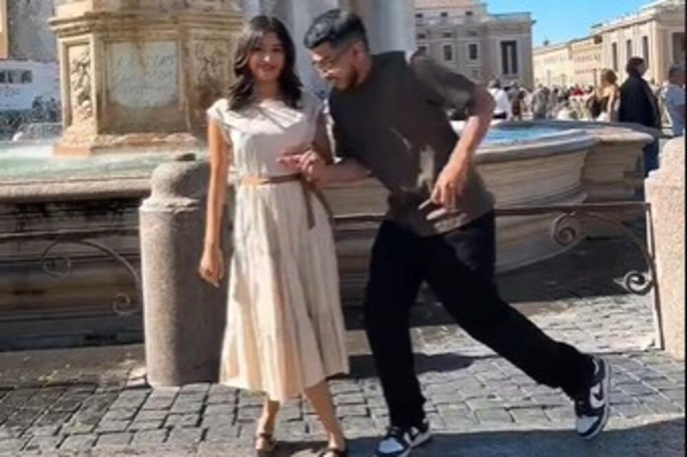 KLEKNUO DA ZAPROSI DEVOJKU, A ONDA JE LICE NJEGOVE MAJKE SVE UPROPASTILO: Momku je ostao samo on... (VIDEO)