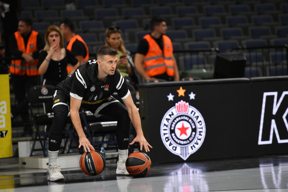PARTIZAN IMA PODRŠKU BIVŠEG IGRAČA! Penzionisani stranac u prvim redovima protiv Zvezde (FOTO)